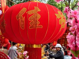 广西南宁：市民选购灯笼、福字和春联