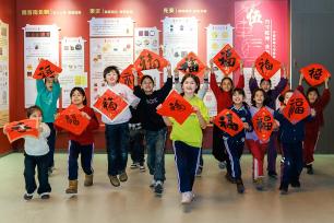 新疆乌鲁木齐：小学生写春联送福字