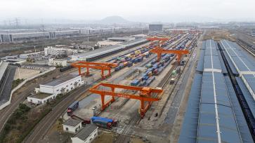 浙江金华：国际联运港货运场作业忙