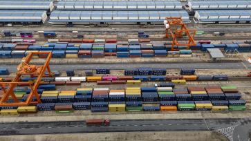 浙江金华：国际联运港货运场作业忙