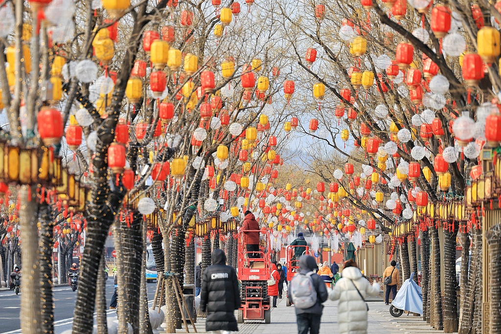 红灯笼点亮街道 北京市民打卡迎新春