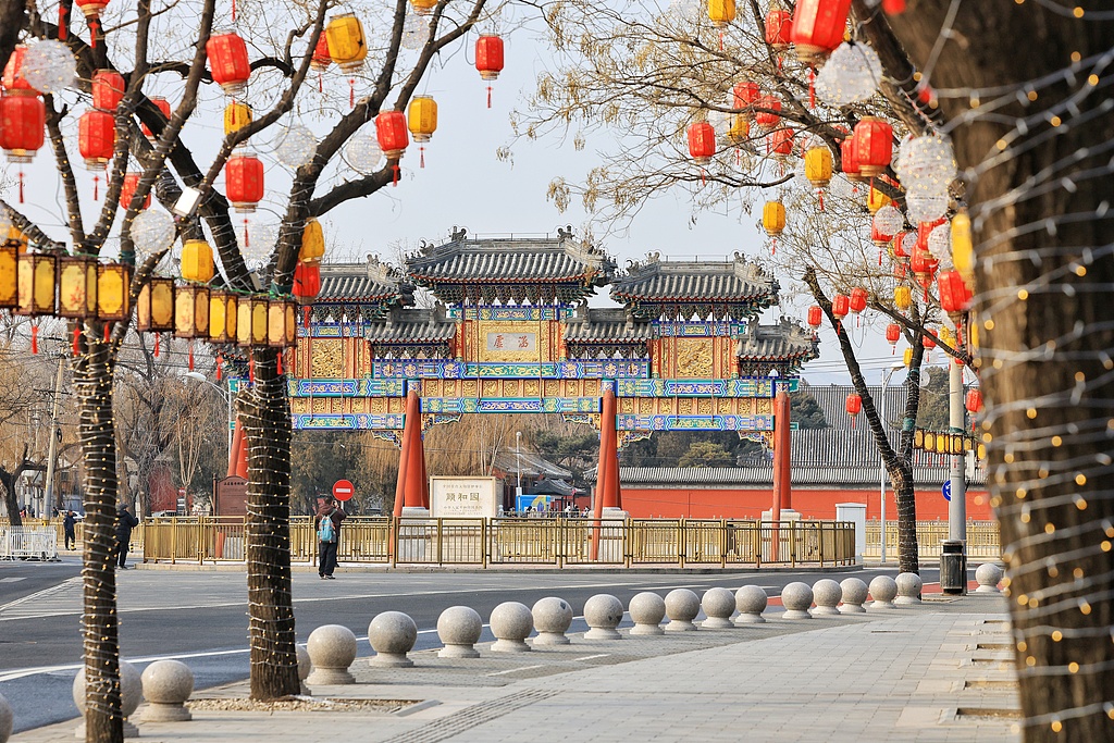 红灯笼点亮街道 北京市民打卡迎新春