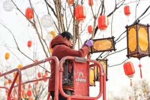 红灯笼点亮街道 北京市民打卡迎新春