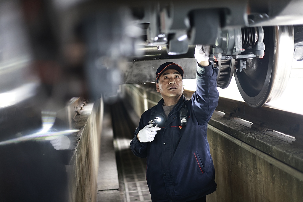 重庆：工作人员检修动车组列车