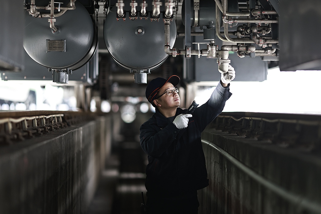 重庆：工作人员检修动车组列车