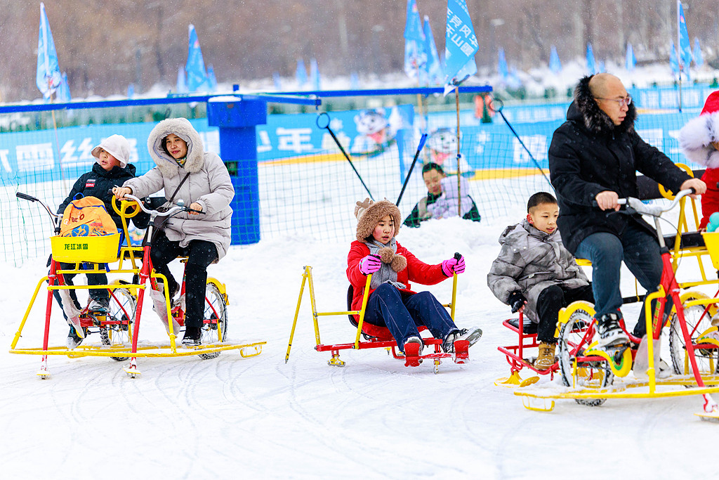 新疆乌鲁木齐：游客乐享冰雪嘉年华