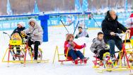 新疆乌鲁木齐：游客乐享冰雪嘉年华