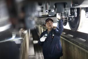 重庆：工作人员检修动车组列车