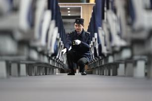 重庆：工作人员检修动车组列车