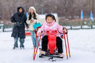 新疆乌鲁木齐：游客乐享冰雪嘉年华