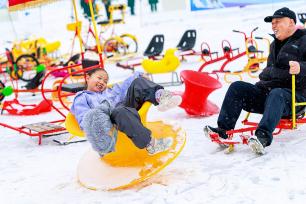 新疆乌鲁木齐：游客乐享冰雪嘉年华