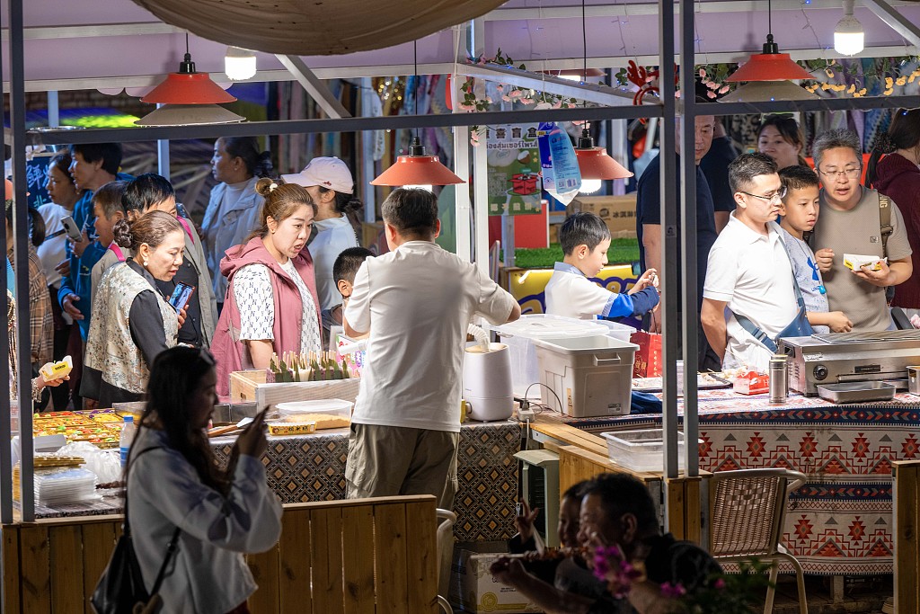 云南景洪：夜间文旅消费区灯光璀璨人气火爆