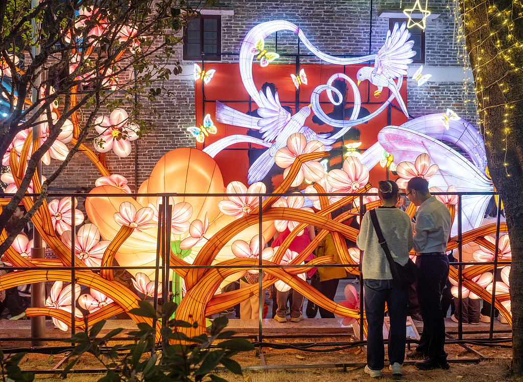 广东佛山古镇灯会亮灯