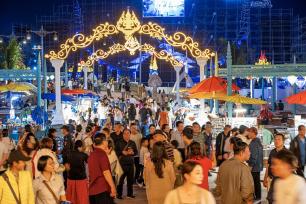 云南景洪：夜间文旅消费区灯光璀璨人气火爆