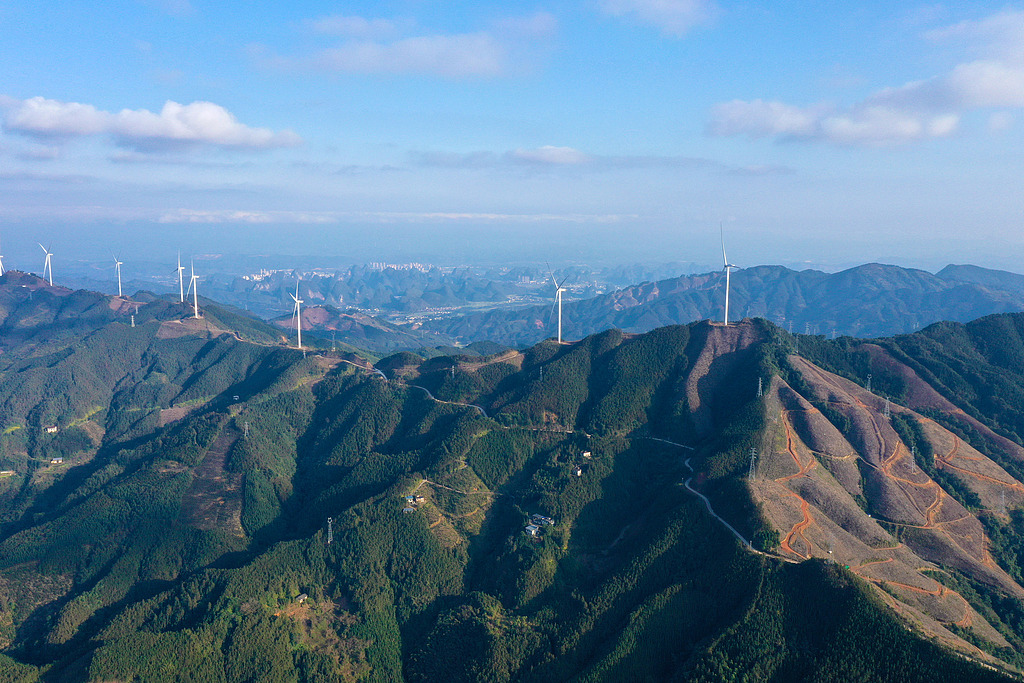 广西融水：风力发电机组输送绿色能源