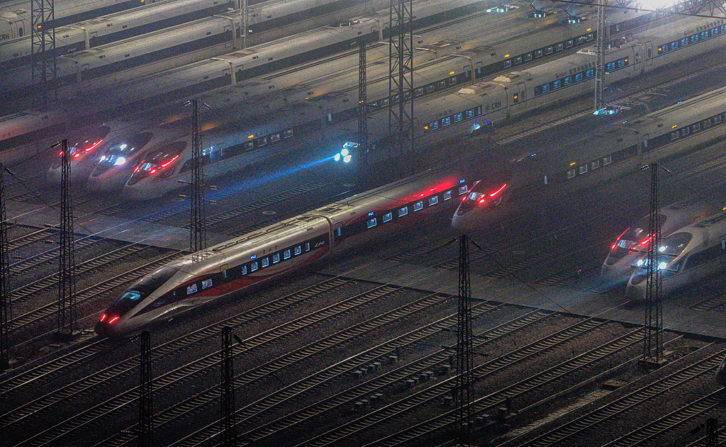 江苏南京：动车组列车整装待发