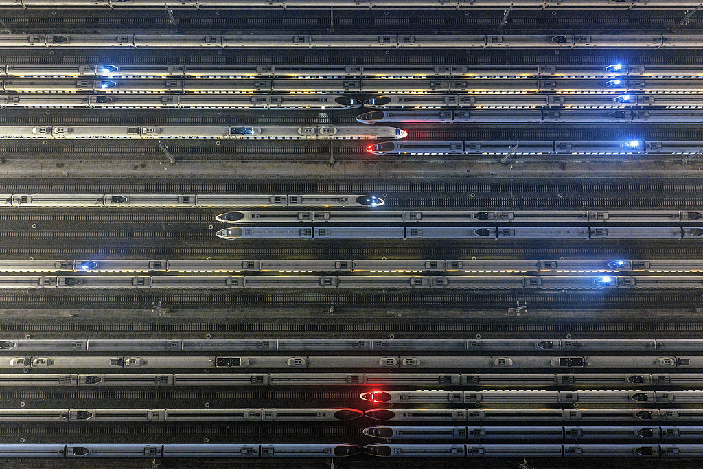 江苏南京：动车组列车整装待发