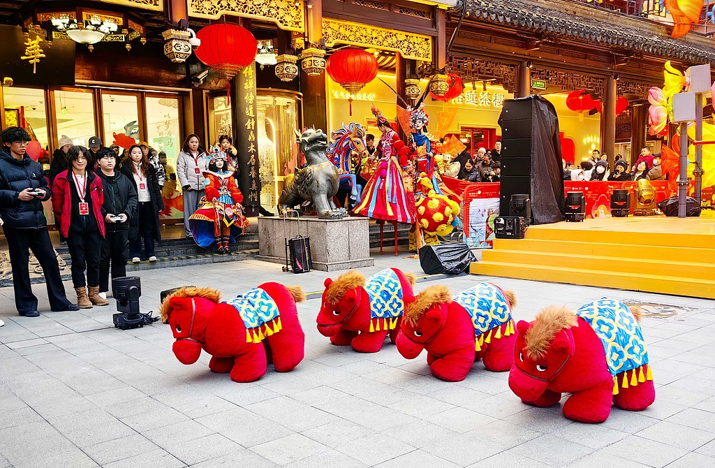 上海：机器狗化身“福气小马”亮相灯会