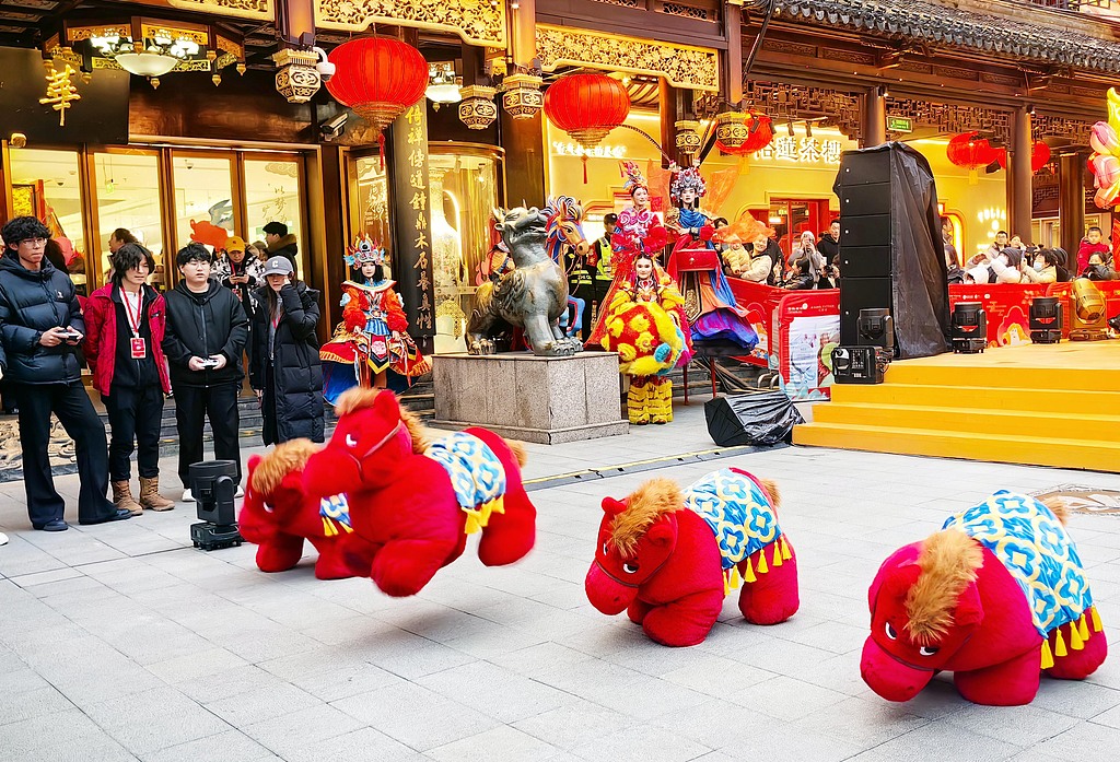 上海：机器狗化身“福气小马”亮相灯会