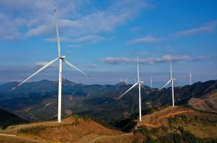 广西融水：风力发电机组输送绿色能源