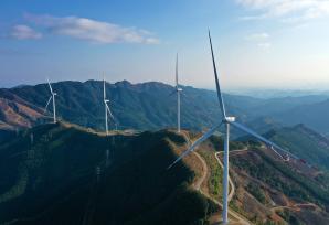 广西融水：风力发电机组输送绿色能源