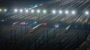 江苏南京：动车组列车整装待发