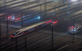 江苏南京：动车组列车整装待发