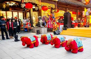 上海：机器狗化身“福气小马”亮相灯会