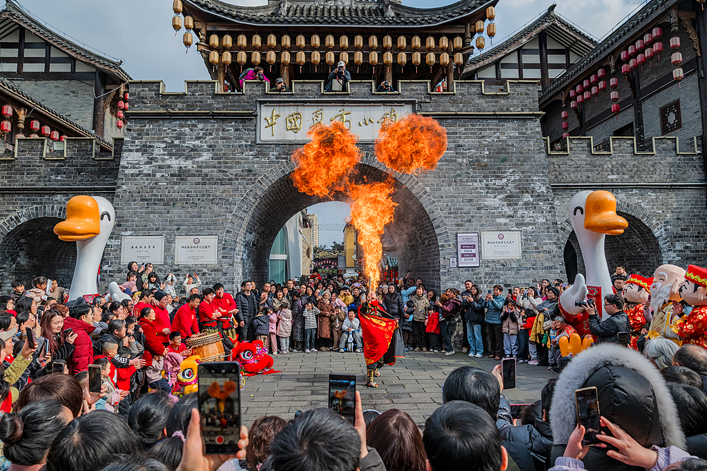 重庆：工作人员展示吐火传统技艺