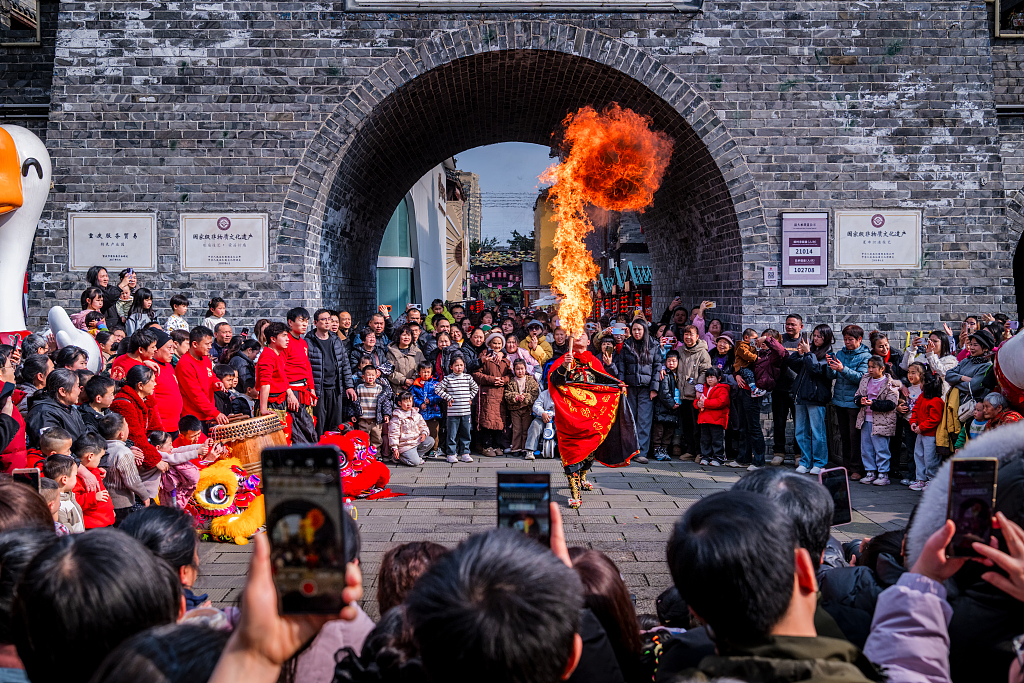 重庆：工作人员展示吐火传统技艺