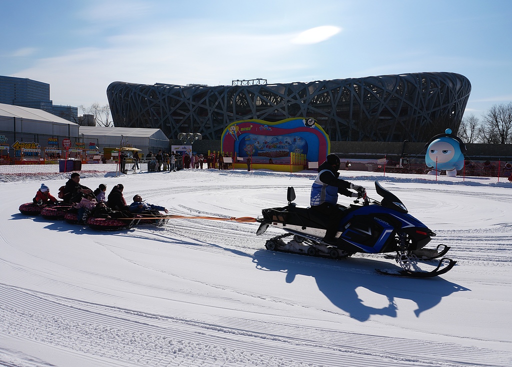北京：游客在鸟巢外畅享冬日乐趣