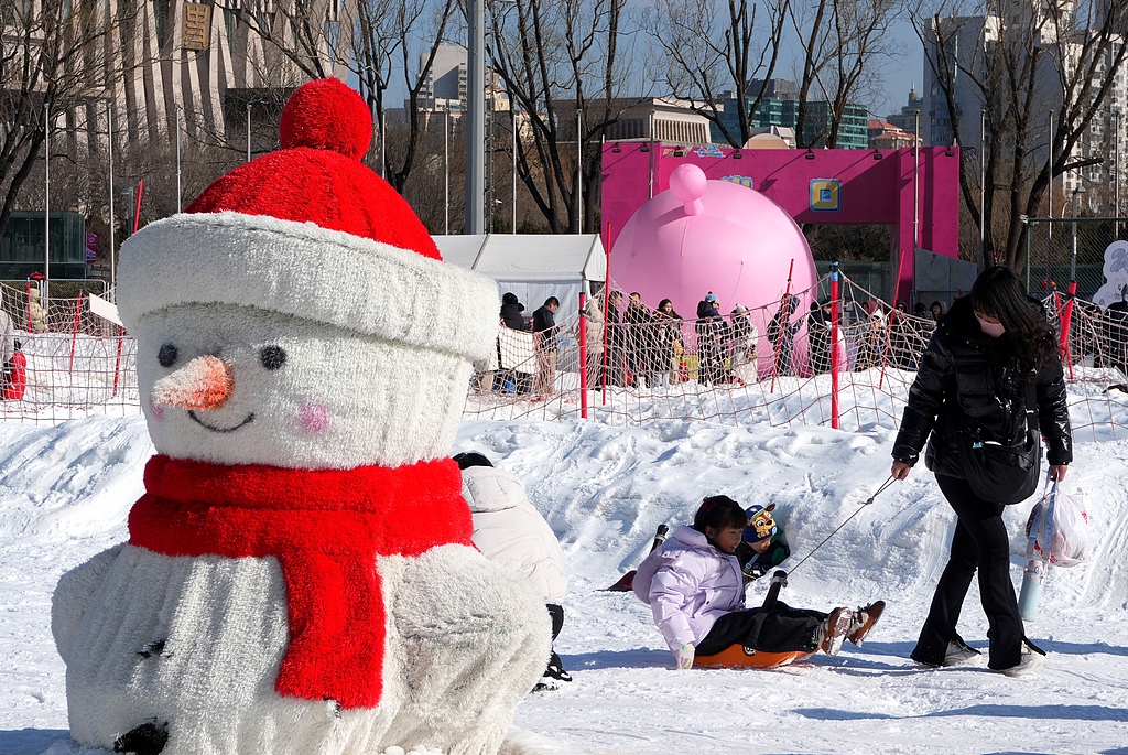 北京：游客在鸟巢外畅享冬日乐趣