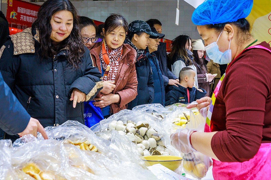 新疆：新春年货博览会人气旺