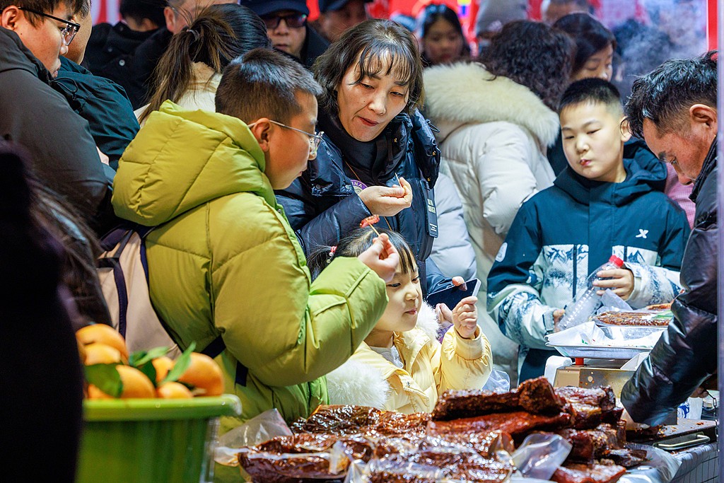 新疆：新春年货博览会人气旺
