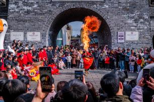 重庆：工作人员展示吐火传统技艺