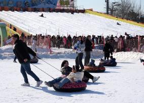 北京：游客在鸟巢外畅享冬日乐趣