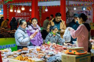 新疆：新春年货博览会人气旺