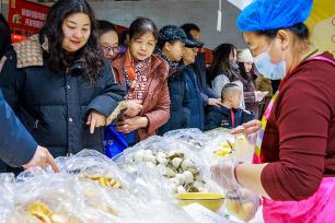 新疆：新春年货博览会人气旺