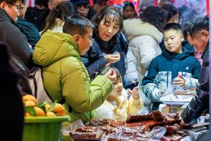 新疆：新春年货博览会人气旺
