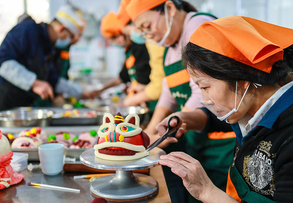 呼和浩特：学员巧手捏花馍