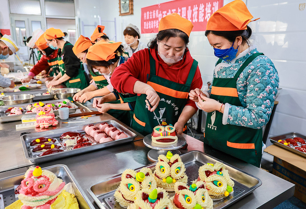 呼和浩特：学员巧手捏花馍