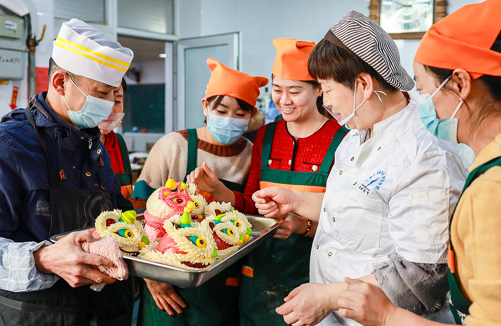 呼和浩特：学员巧手捏花馍