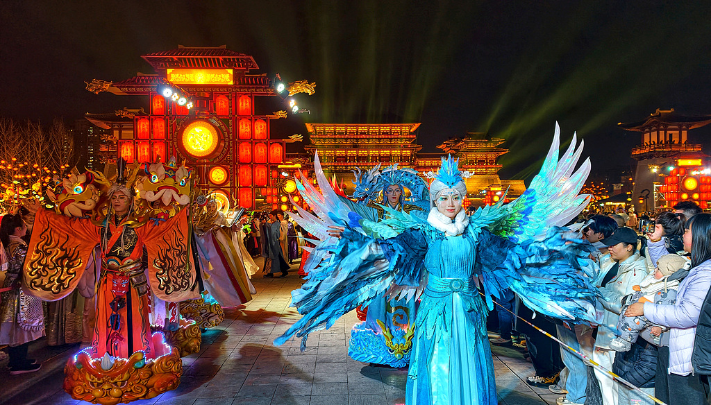 河南洛阳：游客夜游公园体验古韵国风