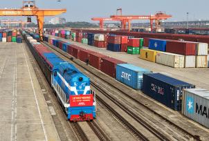 江西开行首趟“跨里海”中欧班列