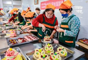 呼和浩特：学员巧手捏花馍