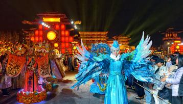 河南洛阳：游客夜游公园体验古韵国风