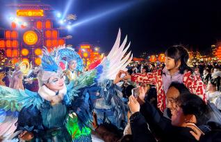 河南洛阳：游客夜游公园体验古韵国风