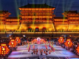 河南洛阳：游客夜游公园体验古韵国风