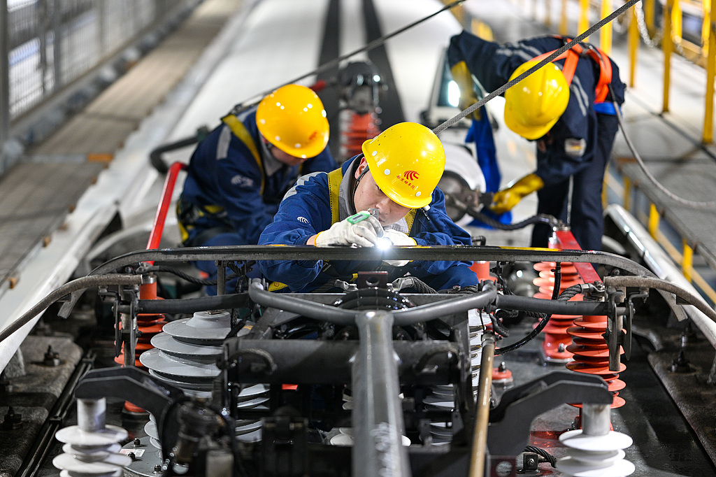 江苏徐州：工人在动车运用所检修列车