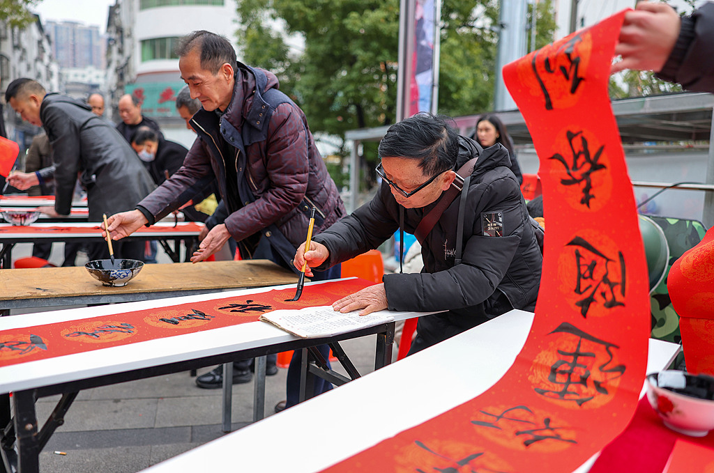 贵州铜仁：书法爱好者写春联迎新春